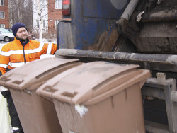 jäteauto tyhjentämässä jäteastioita. Kuva Mustankorkea Oy